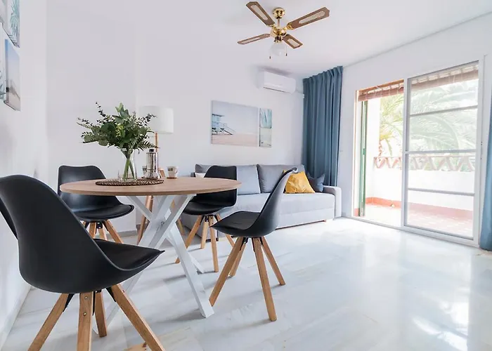 Lovely 2 Bedroom Apartment W/ Large Garden + Pools