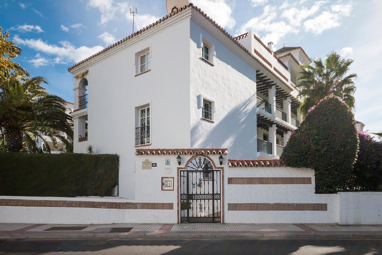 Apartment Lovely 2 Bedroom W/ Large Garden + Pools *
