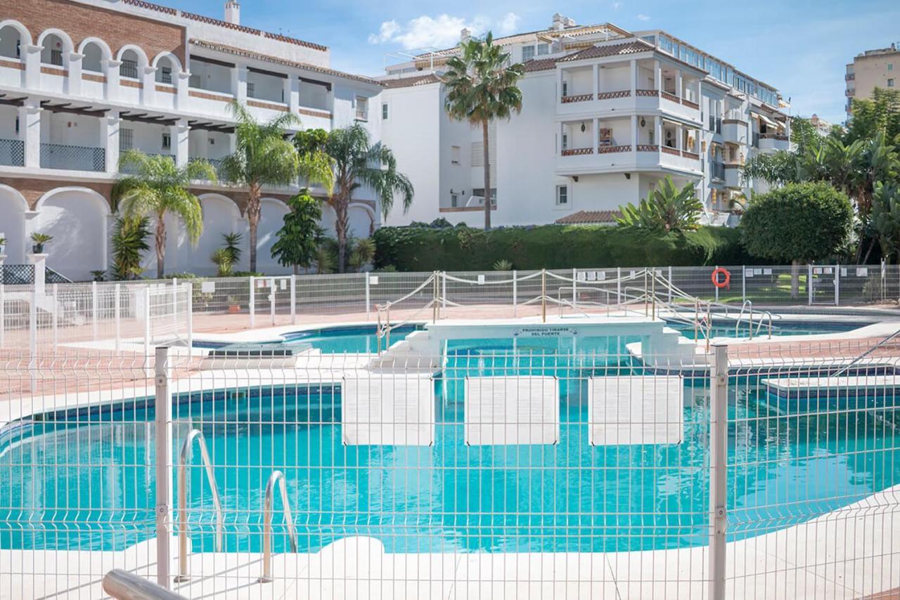 Lovely 2 Bedroom W/ Large Garden + Pools Apartment *