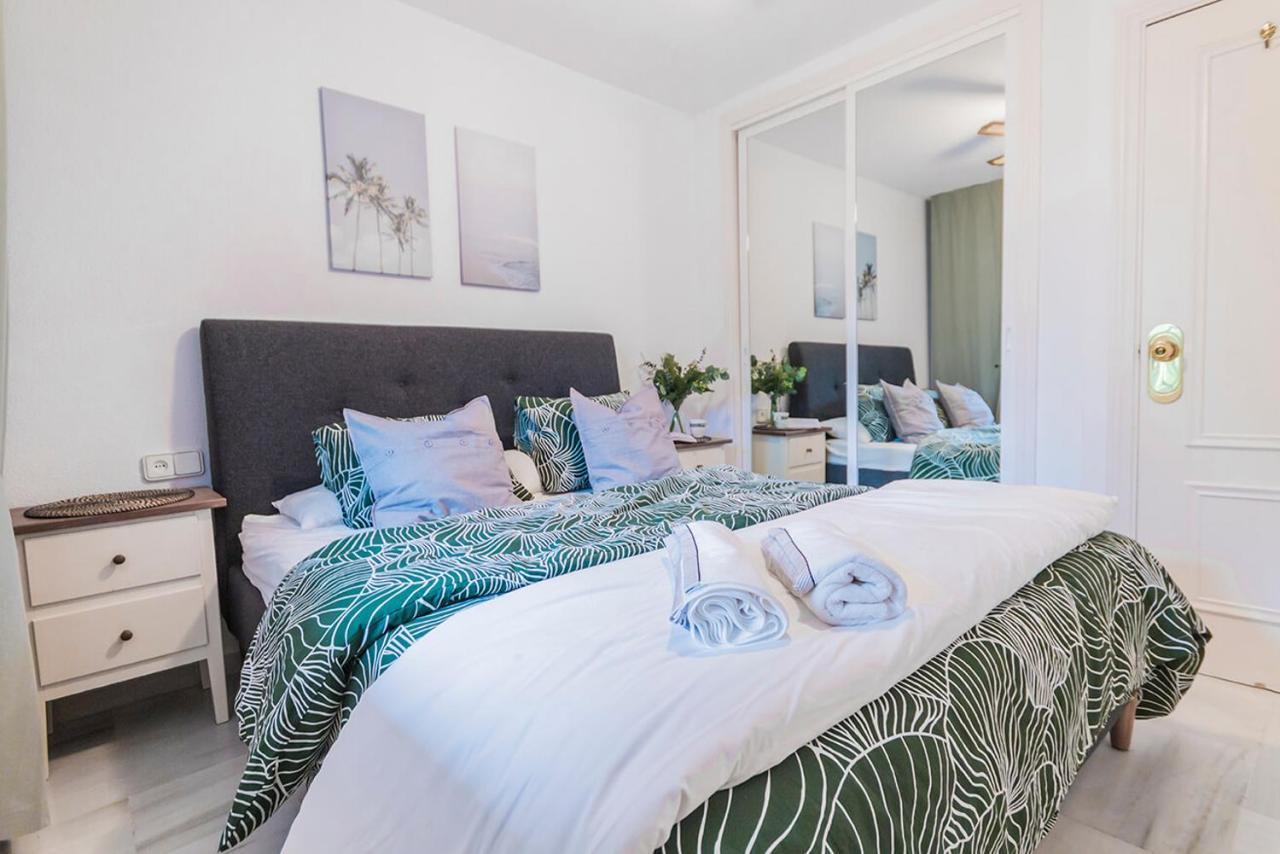Lovely 2 Bedroom W/ Large Garden + Pools Apartment
