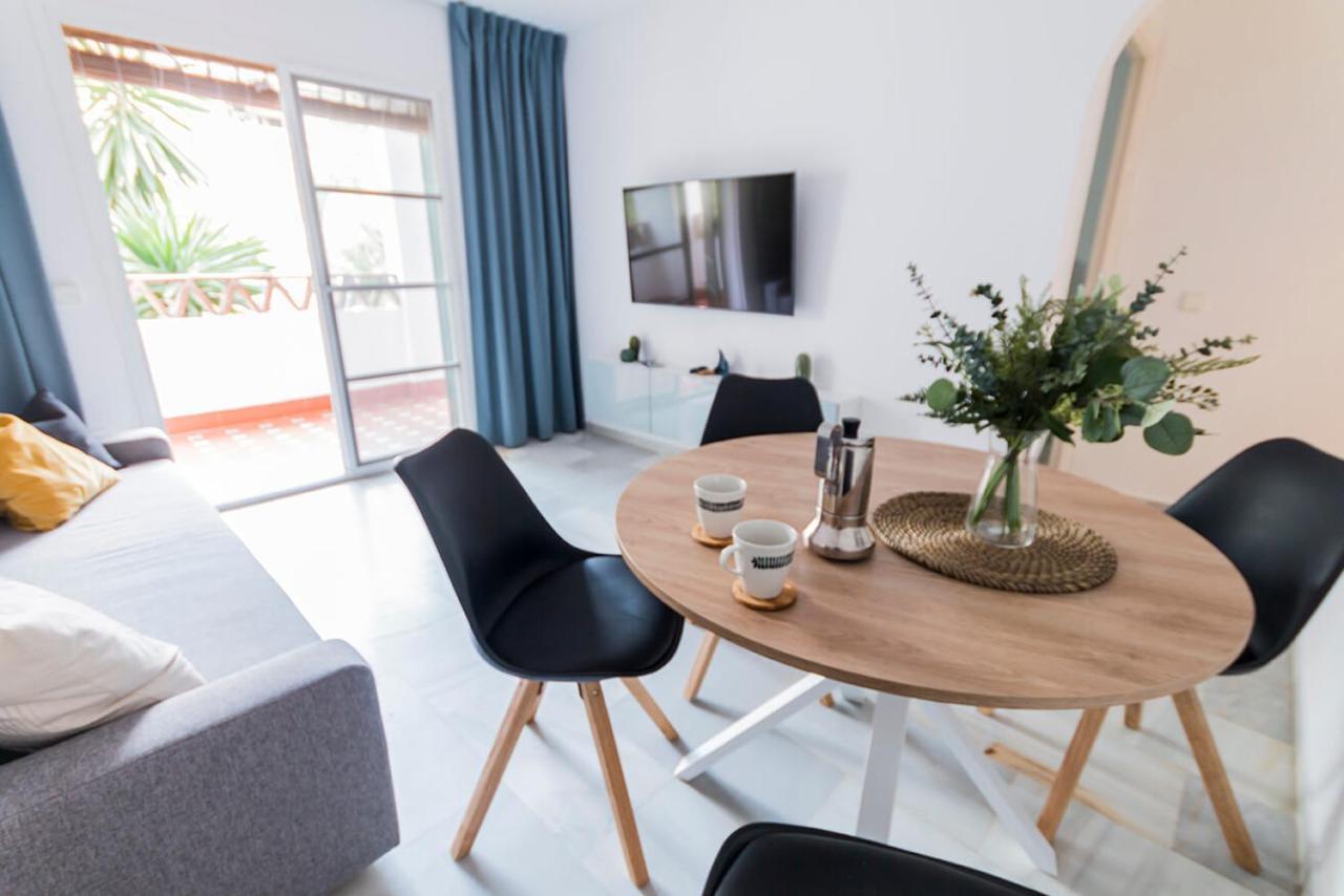 Lovely 2 Bedroom W/ Large Garden + Pools Appartement