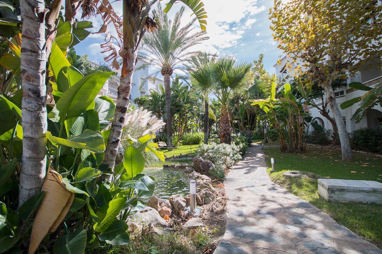 Lovely 2 Bedroom W/ Large Garden + Pools Appartement *
